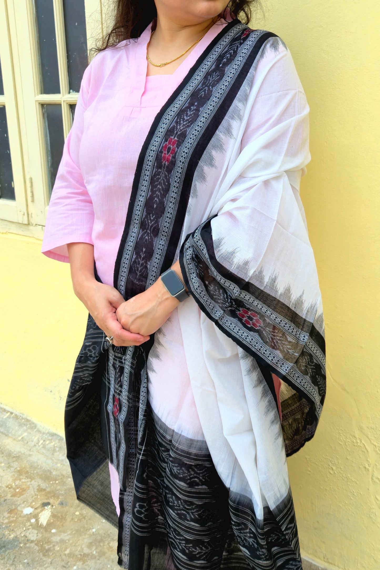 White with black border Sambalpuri Dupatta - Earthyweaves
